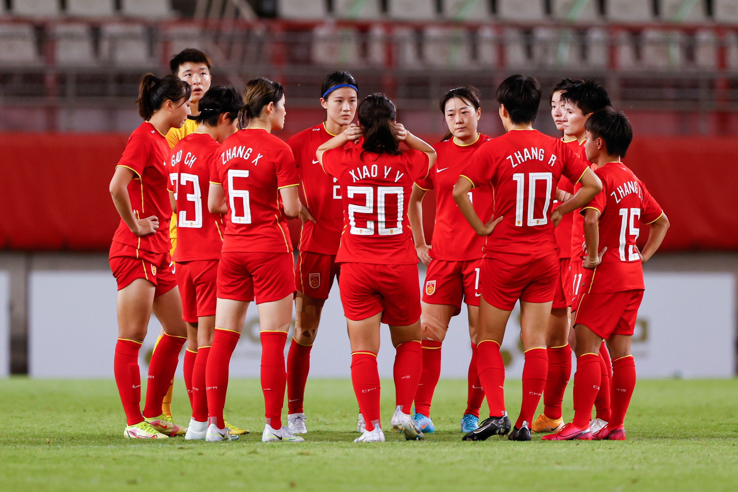 包含中国女足球员在比赛中取得胜利，斗志昂扬的词条