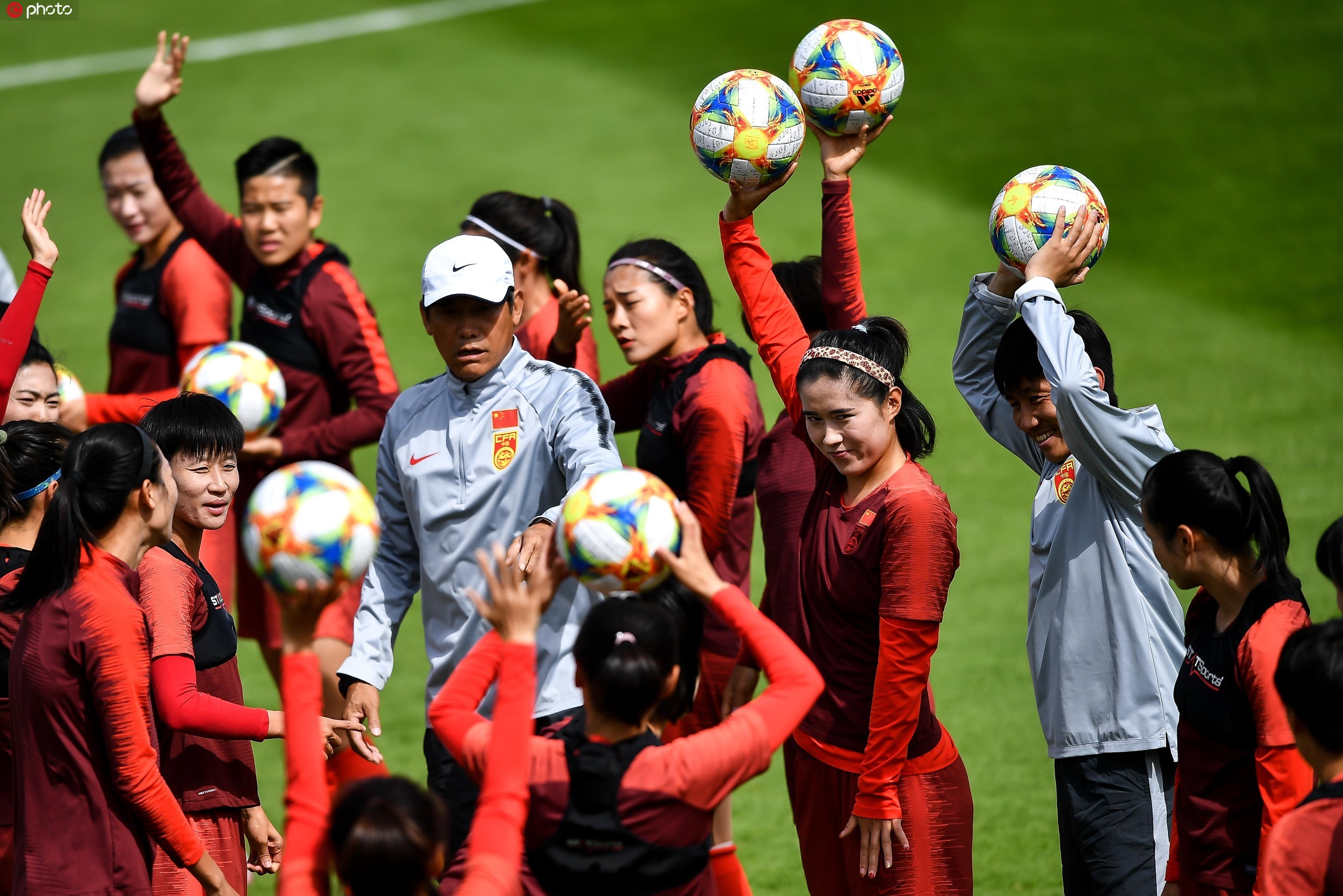 包含中国女足球员在比赛中取得胜利，斗志昂扬的词条